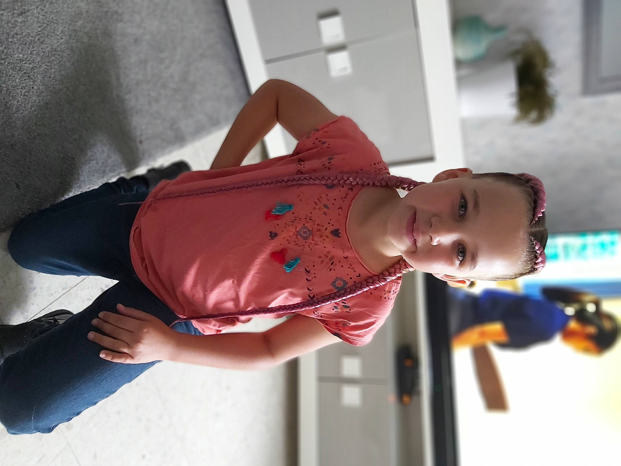 Olivia a rejoint le concours — aidez-le/la à gagner de superbes lots ! abdomen, black_hair, child, dress, elbow, eyewear, fashion_design, human_leg, joint, joy, magenta, neck, pattern, person, pink, shoulder, sleeve, street_fashion, thigh, trunk