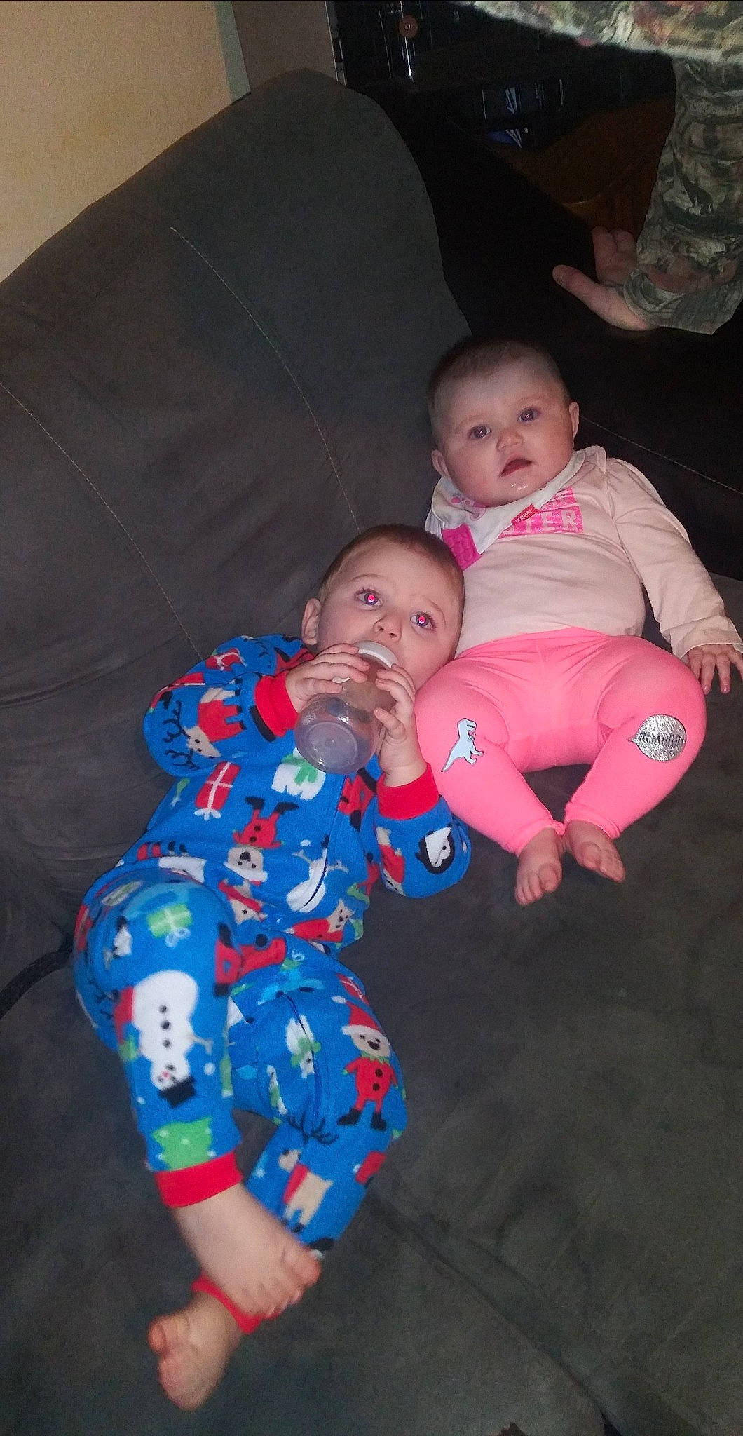 Braydon is registered to the contest to win money with this photo: baby, child, cousin, family, fun, leg, people, person, play, sibling, sitting, skin, smile, toddler, vacation