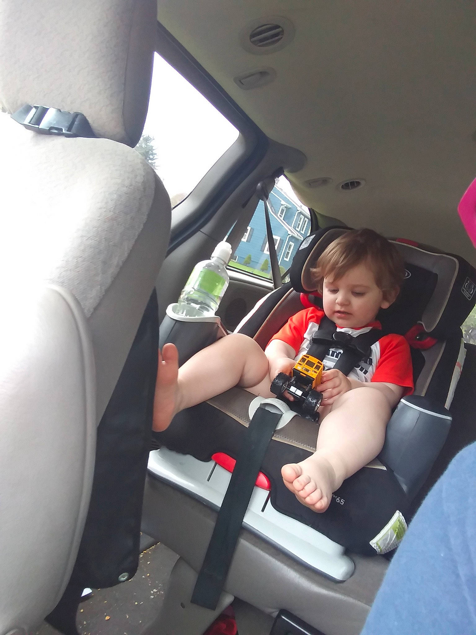 Braydon is registered to the contest to win money with this photo: auto_part, automotive_exterior, baby_in_car_seat, car, car_seat, car_seat_cover, child, driving, family_car, fun, head_restraint, person, seat_belt, sitting, toddler, vacation, vehicle