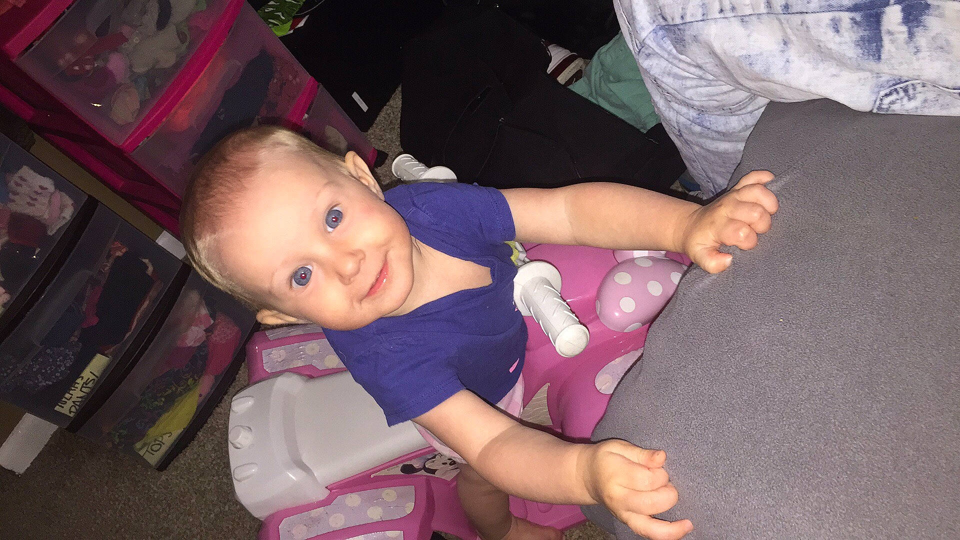 Islah is registered to the contest to win money with this photo: arm, baby_products, child, finger, joy, leg, person, pink, product, thumb, toddler