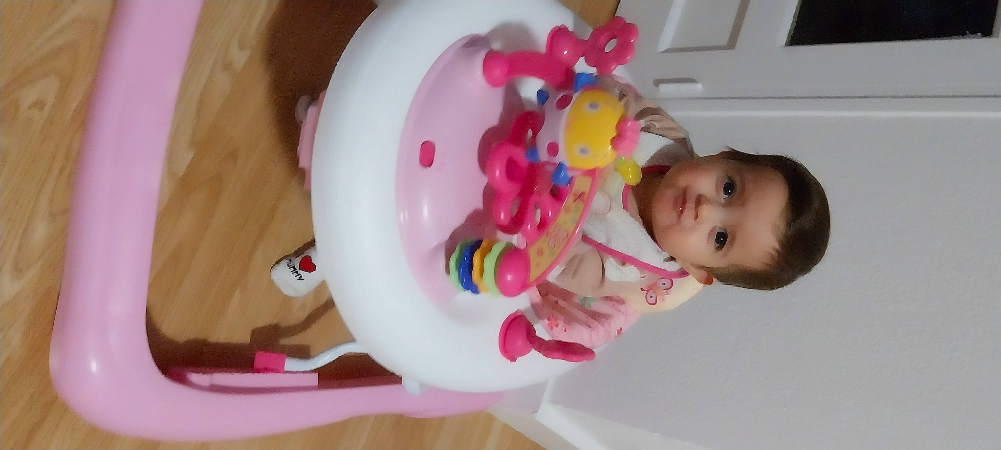 Sara a rejoint le concours — aidez-le/la à gagner de superbes lots ! baby, baby_playing_with_toys, baby_products, baby_toddler_clothing, baby_toys, balloon, child, face, fun, happy, horse, magenta, party_supply, person, pink, plastic, play, room, smile, toddler