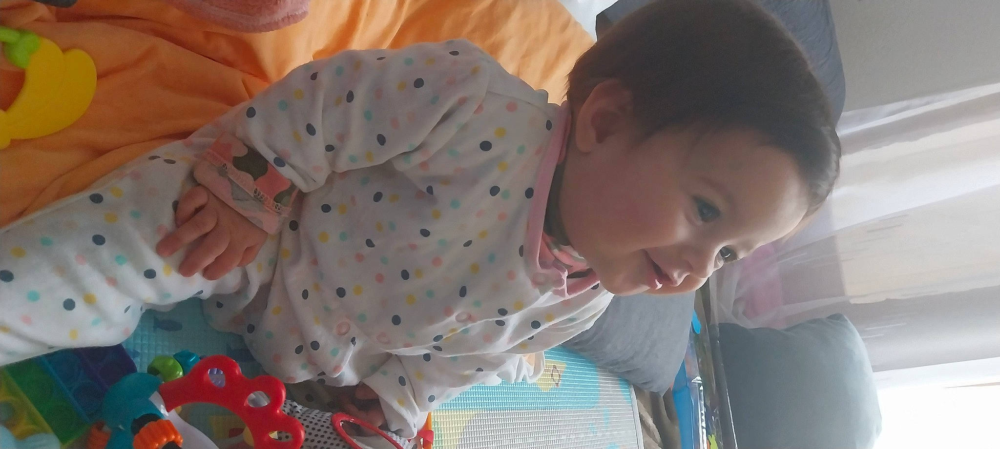 Sara a rejoint le concours — aidez-le/la à gagner de superbes lots ! baby, baby_products, baby_toddler_clothing, child, comfort, facial_expression, fun, happy, leisure, linens, mouth, pattern, person, play, room, sitting, sleeve, smile, toddler, vacation