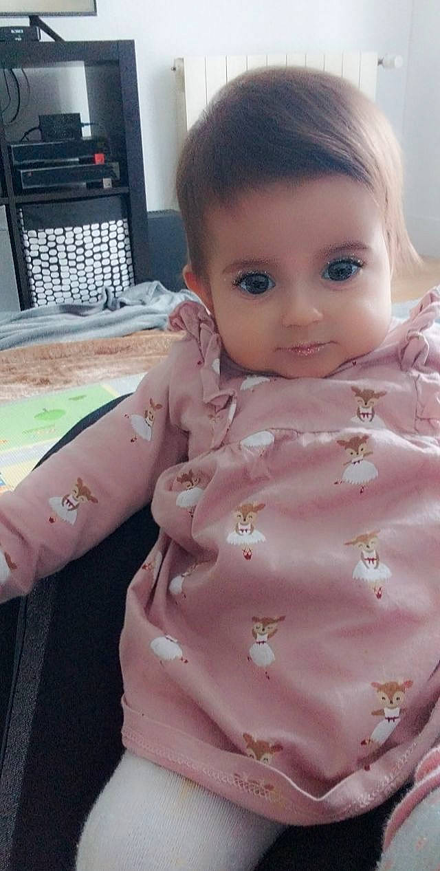 Sara a rejoint le concours — aidez-le/la à gagner de superbes lots ! baby_toddler_clothing, cheek, chest, doll, eyebrow, eyelash, hairstyle, human_body, iris, lip, neck, nose, outerwear, pattern, person, pink, product, skin, sleeve, toddler