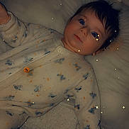 Kelssy participe au concours pour gagner de l'argent avec cette photo : baby, infant, child, crib, onesie, pajamas, blanket, pillow, face, eyes_open, hair, pacifier, hand, bottle, stars_filter, cute, portrait, indoor, soft_texture, laying_down