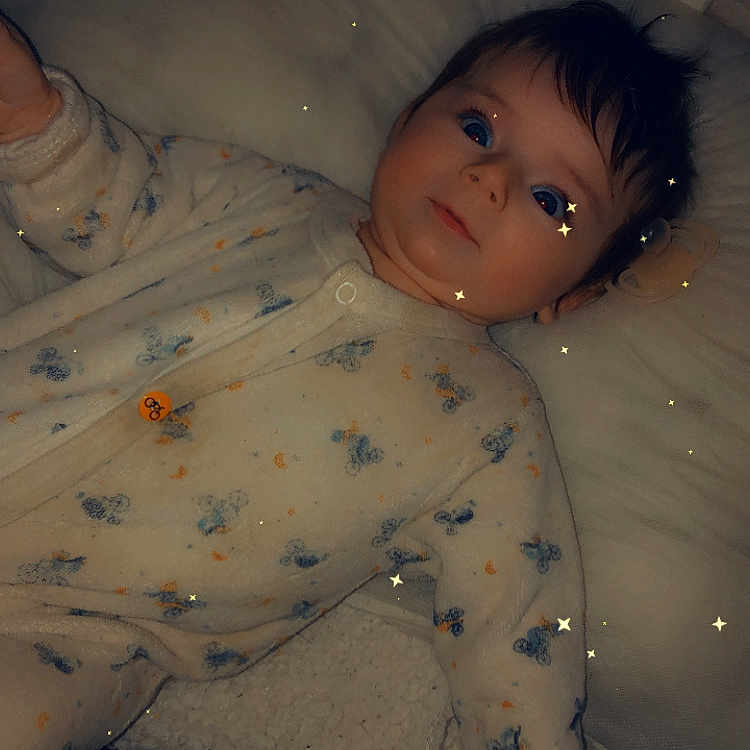 Kelssy participe au concours pour gagner de l'argent avec cette photo : baby, blanket, bottle, child, crib, cute, eyes_open, face, hair, hand, indoor, infant, laying_down, onesie, pacifier, pajamas, pillow, portrait, soft_texture, stars_filter