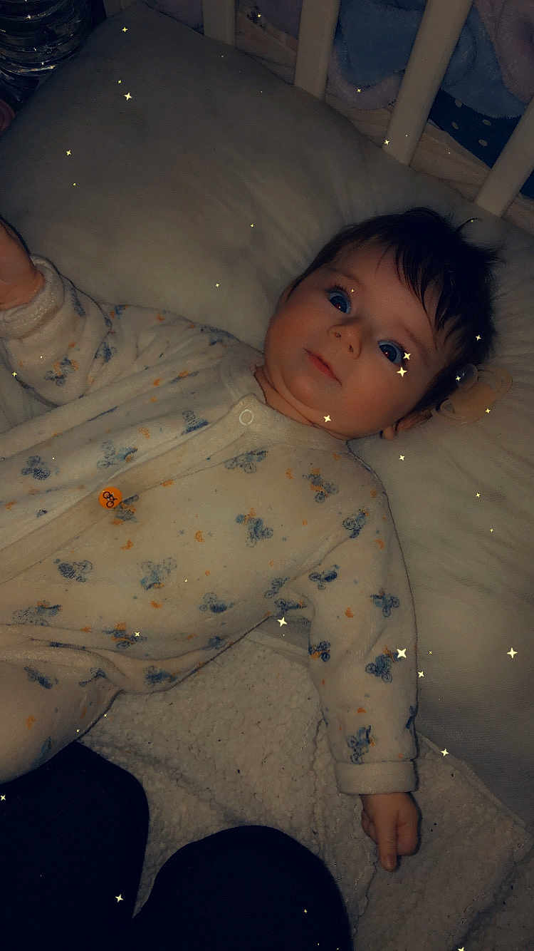 Kelssy participe au concours pour gagner de l'argent avec cette photo : baby, infant, child, crib, onesie, pajamas, blanket, pillow, face, eyes_open, hair, pacifier, hand, bottle, stars_filter, cute, portrait, indoor, soft_texture, laying_down