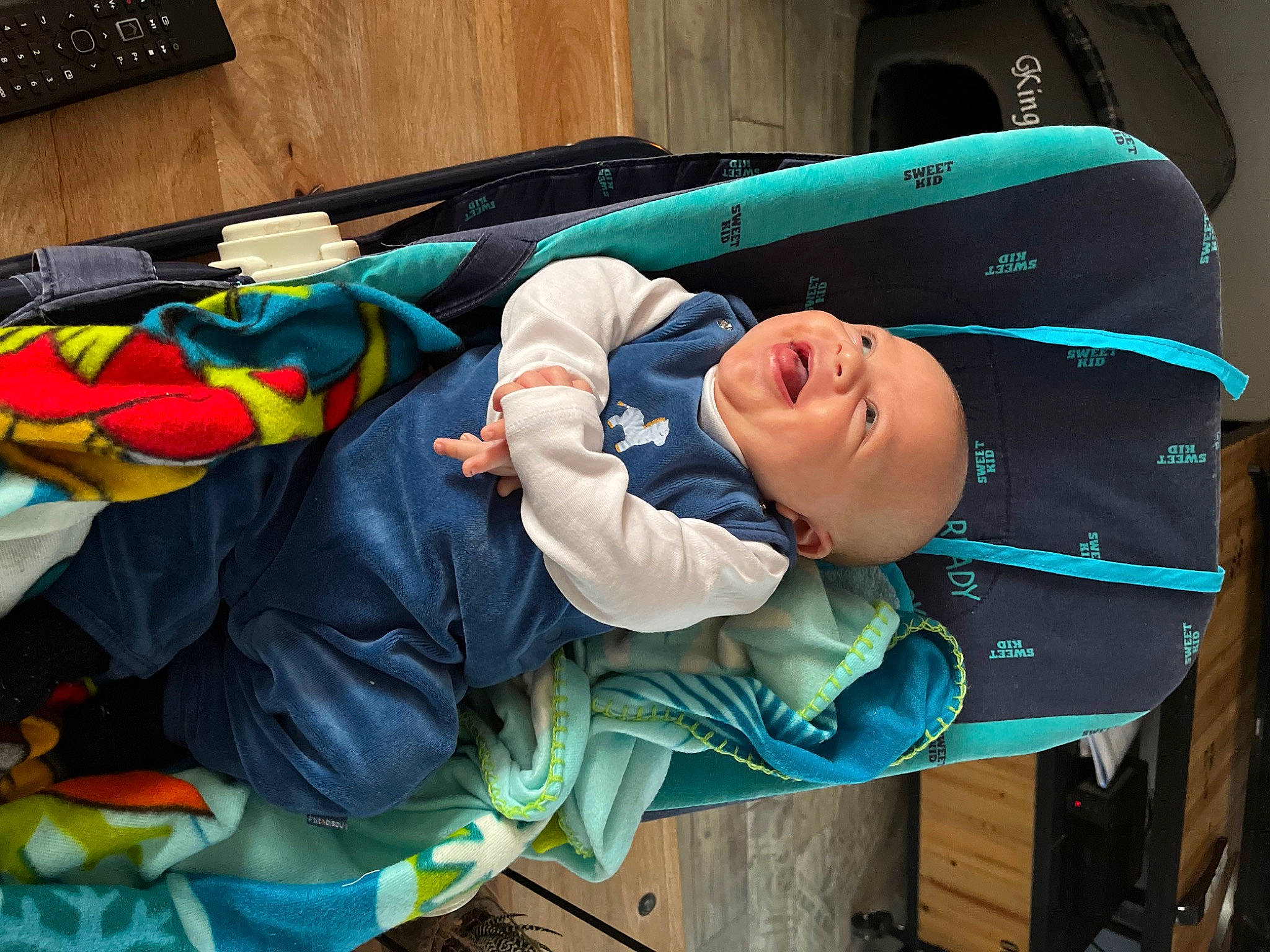 Sacha participe au concours pour gagner de l'argent avec cette photo : automotive_exterior, baby, baby_products, baby_safety, baby_toddler_clothing, bumper, child, comfort, electric_blue, fun, hat, jacket, leisure, linens, person, personal_protective_equipment, recreation, room, smile, toddler