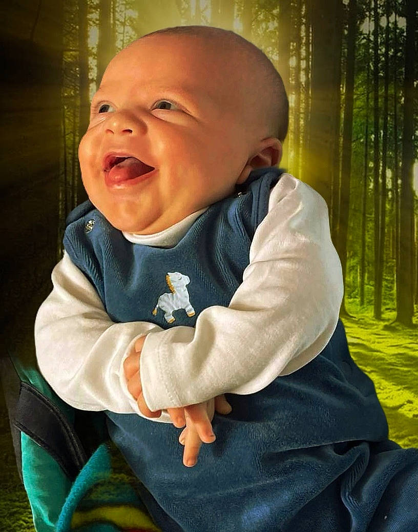 Sacha participe au concours pour gagner de l'argent avec cette photo : baby_toddler_clothing, cheek, comfort, cool, eye, flash_photography, grass, happy, head, human_body, iris, nose, outerwear, people_in_nature, plant, product, skin, sleeve, smile, standing