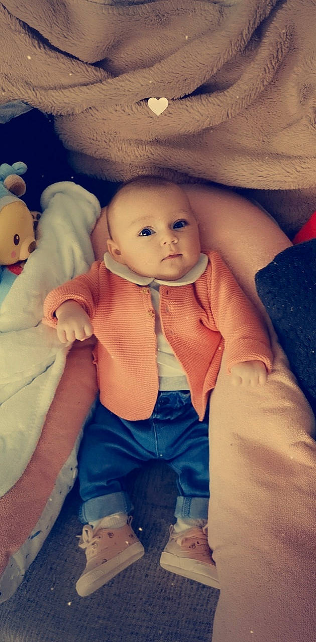 Giulia a rejoint le concours — aidez-le/la à gagner de superbes lots ! baby, baby_toddler_clothing, cheek, chest, child, comfort, cool, flash_photography, happy, human_body, iris, mammal, mouth, nose, person, skin, sleeve, textile, toddler, toy