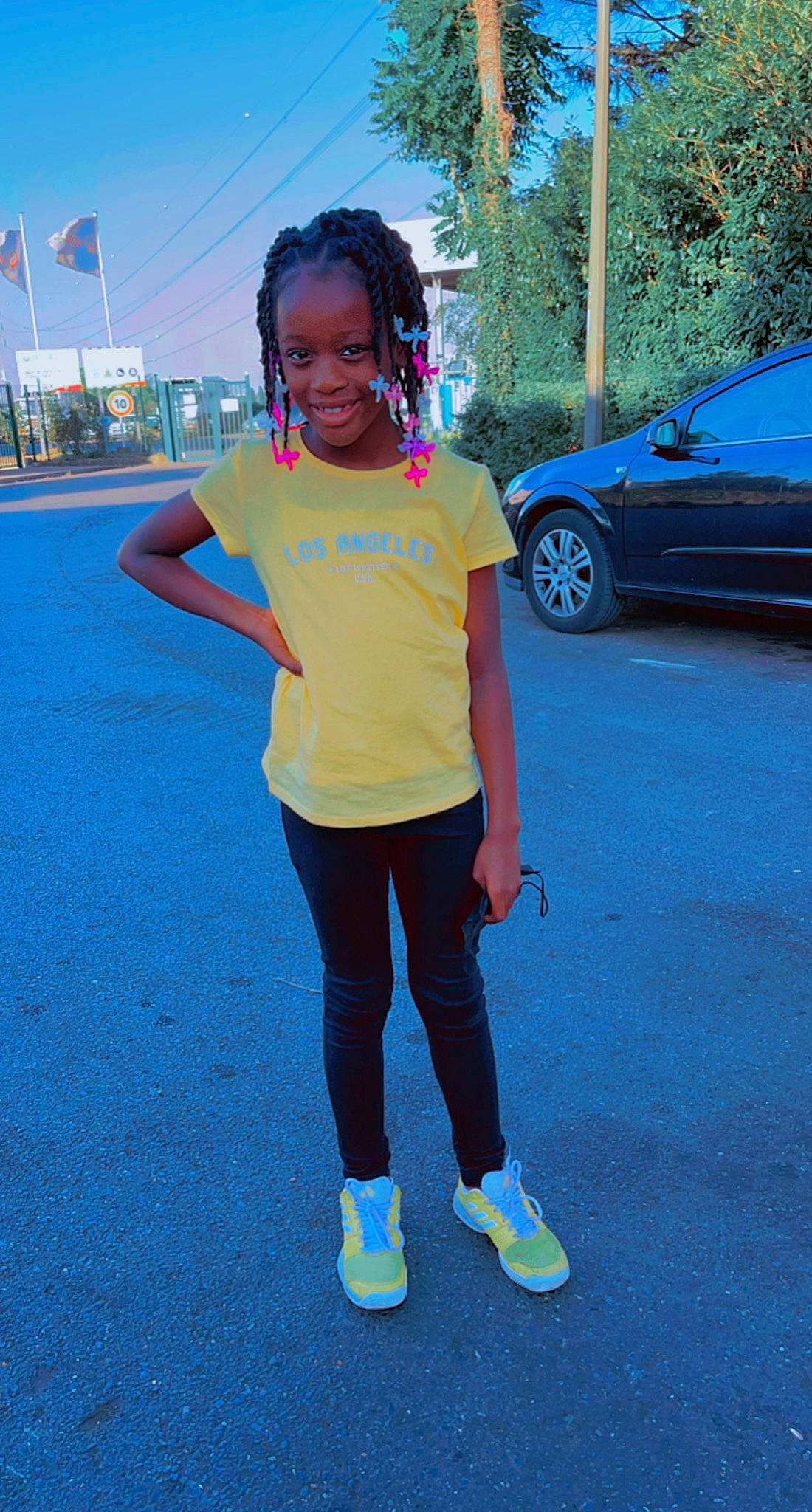 Weena a rejoint le concours — aidez-le/la à gagner de superbes lots ! asphalt, blue, car, electric_blue, hair, happy, joy, knee, leisure, motor_vehicle, person, recreation, sky, sportswear, street_fashion, t_shirt, thigh, tire, vehicle, vehicle_door