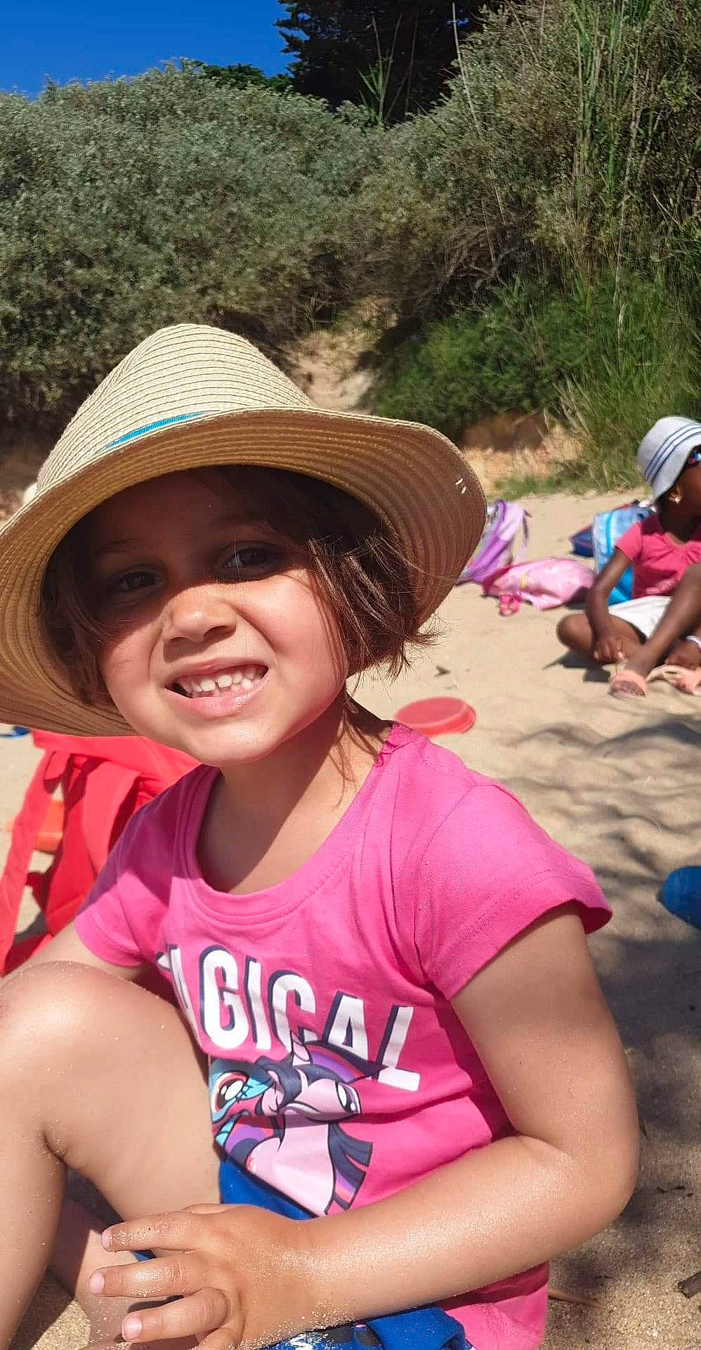 Luna participe au concours pour gagner de l'argent avec cette photo : cap, clothing, cool, grass, happy, hat, headwear, joy, landscape, leisure, lip, mouth, outdoor_recreation, people_in_nature, person, pink, plant, recreation, smile, sun_hat