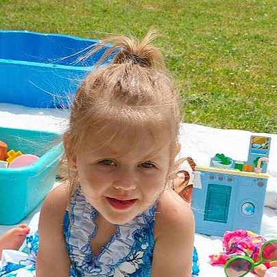 Elza a rejoint le concours — aidez-le/la à gagner de superbes lots ! child, girl, outdoor, garden, grass, pool, toys, blanket, sunny, play, smile, happy, top_knot, summer, greenery, hammock, casual, daylight, fun, young