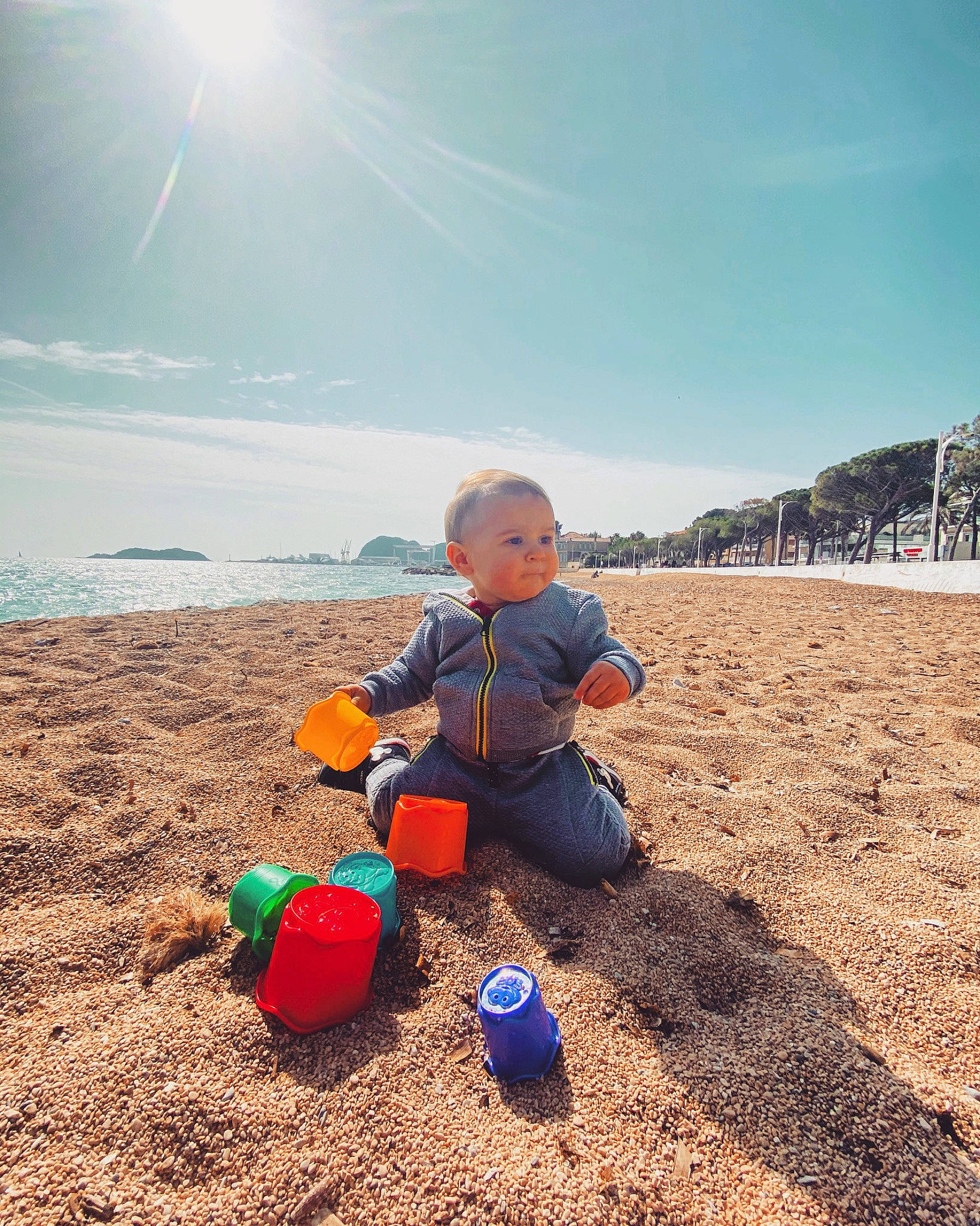 Julyan participe au concours pour gagner de l'argent avec cette photo : beach, body_of_water, cloud, ecoregion, fun, grass, happy, horizon, landscape, leisure, morning, people_in_nature, person, recreation, sand, shore, sky, summer, sunlight, toddler