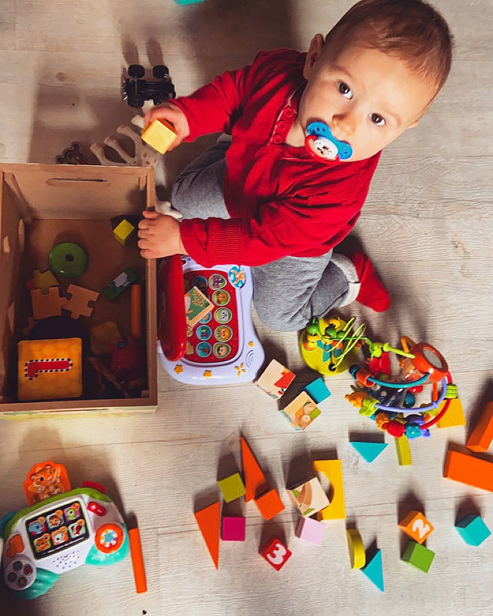 Julyan a rejoint le concours — aidez-le/la à gagner de superbes lots ! baby, baby_products, baby_toddler_clothing, baby_toys, child, curious, nightwear, person, play, sock, toddler, toy