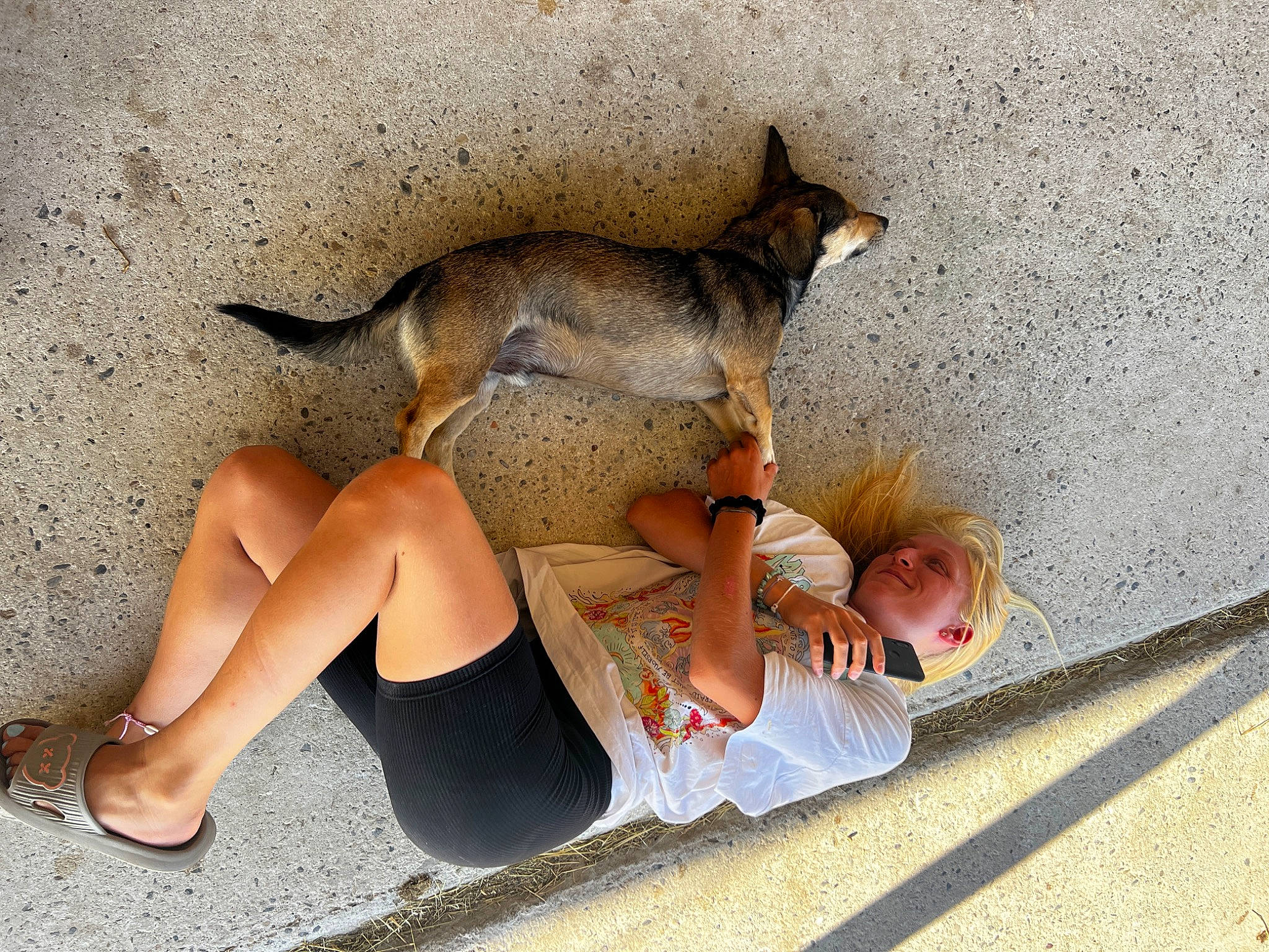 Ginette participe au concours pour gagner de l'argent avec cette photo : ankle, barefoot, calf, foot, fun, fur, human_leg, knee, leg, leisure, sitting, tail, thigh, toe