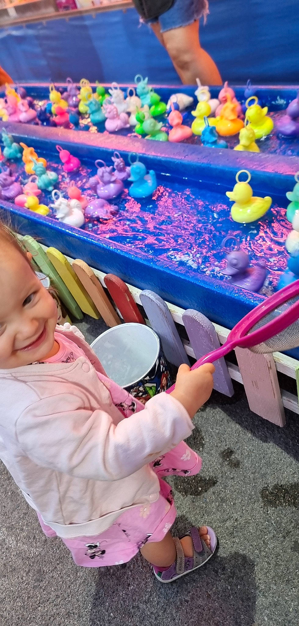 Théa participe au concours pour gagner de l'argent avec cette photo : baby, child, city, event, fun, grass, happy, headwear, joy, leisure, local_food, market, natural_foods, person, photograph, play, produce, recreation, smile, toddler