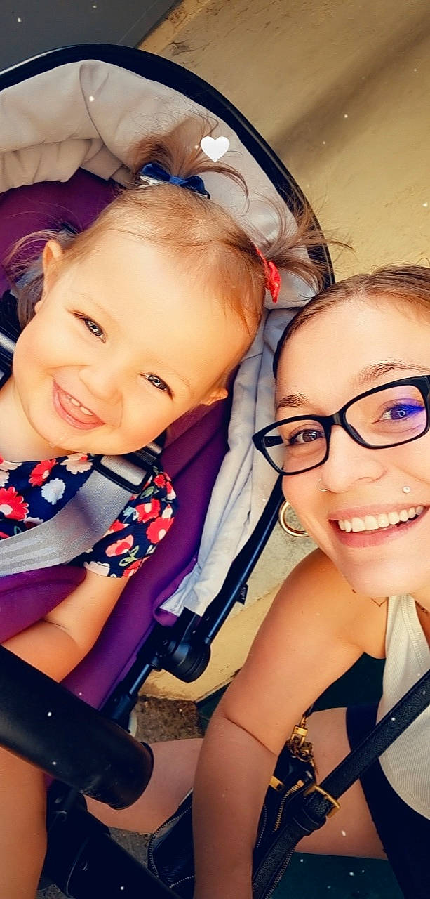 Théa participe au concours pour gagner de l'argent avec cette photo : cheek, chin, eye, eyebrow, face, facial_expression, glasses, hair, hairstyle, head, human, joy, lip, mouth, nose, organ, person, photograph, product, skin