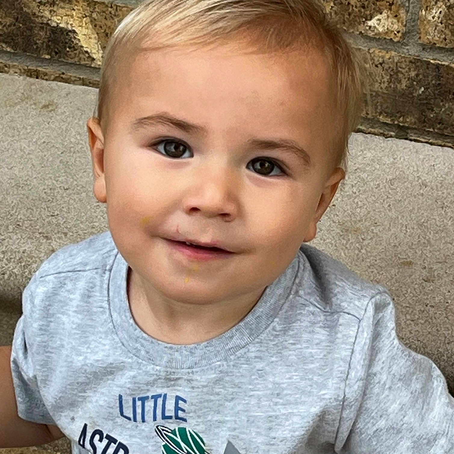 Barrett is registered to the contest to win money with this photo: baby, blonde, brownhair, clothing, face, hair, happy, head, person, photography, pixiecut, portrait, smile, t_shirt