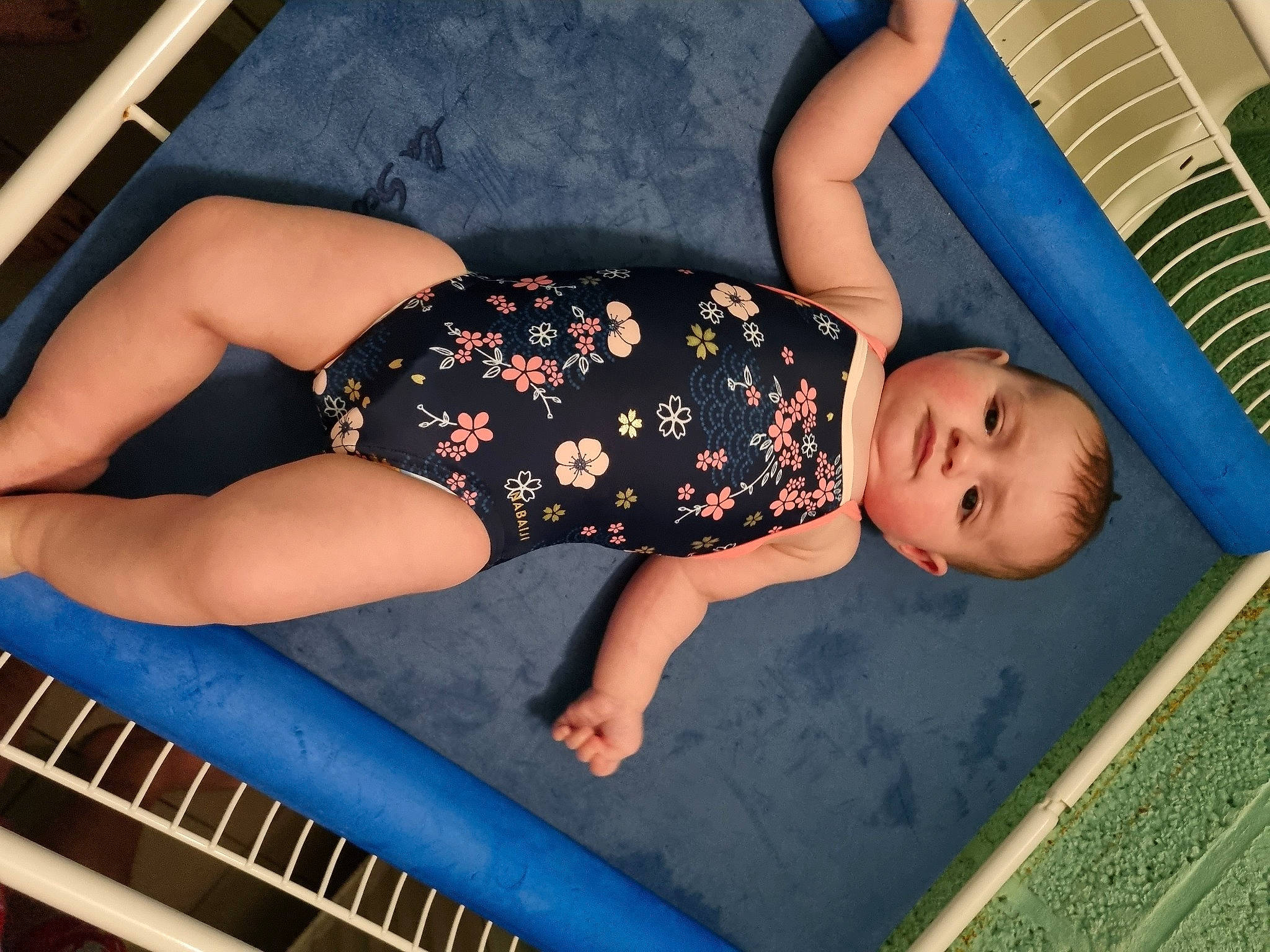 Gloria participe au concours pour gagner de l'argent avec cette photo : baby_toddler_clothing, blue, child, comfort, electric_blue, finger, foot, fun, human_body, human_leg, joint, knee, leg, leisure, person, sitting, summer, textile, thigh, toddler