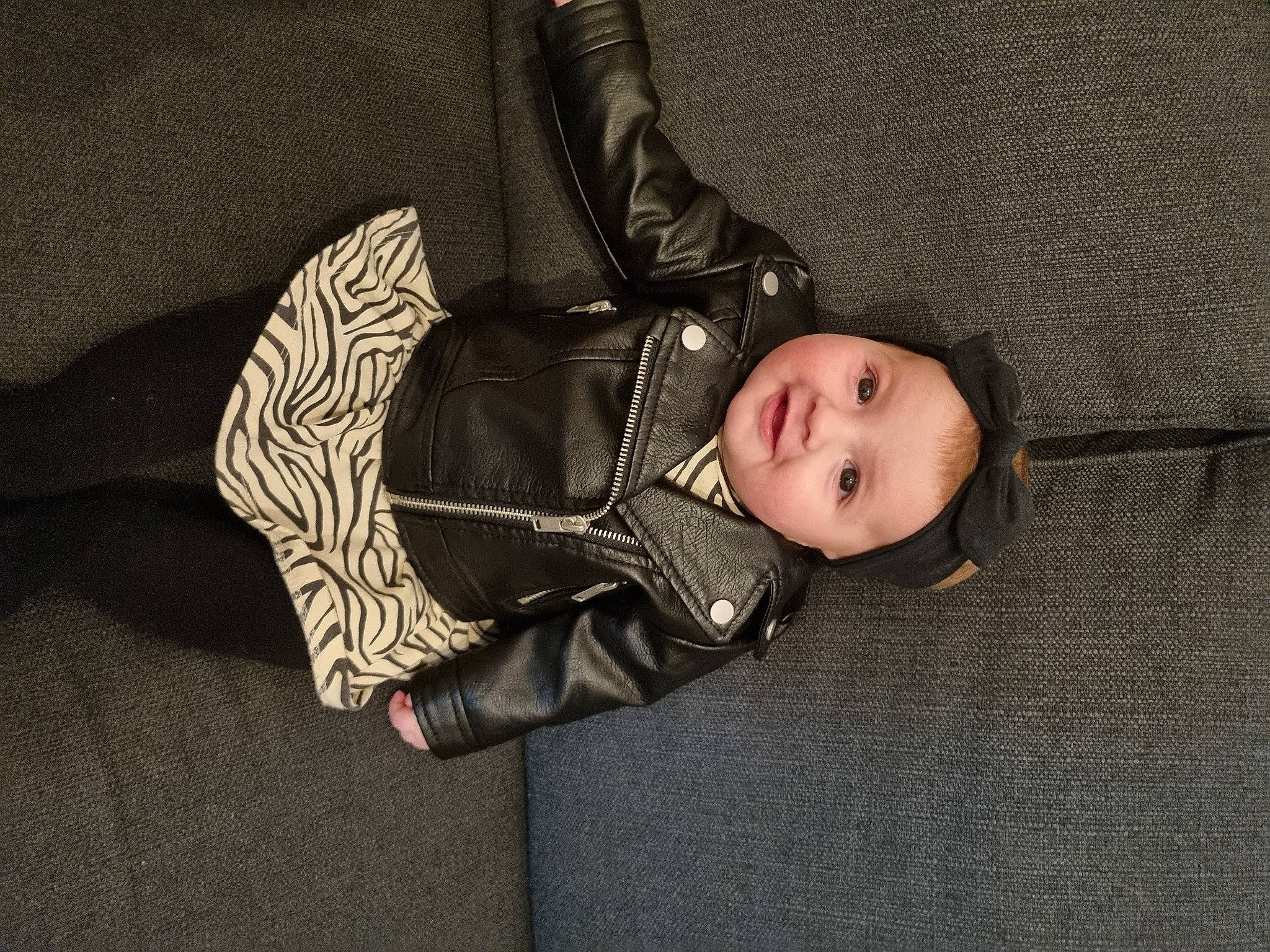 Gloria a rejoint le concours — aidez-le/la à gagner de superbes lots ! baby, baby_toddler_clothing, child, comfort, face, flash_photography, flooring, fun, fur, head, headwear, jacket, joy, leather, person, plant, room, sitting, sleeve, smile