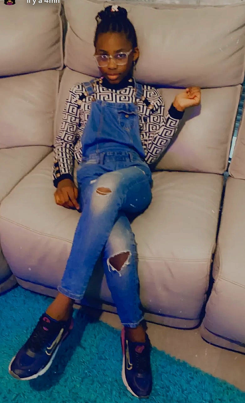 Barbara participe au concours pour gagner de l'argent avec cette photo : arm, azure, black_hair, comfort, cool, denim, electric_blue, face, fashion_design, footwear, head, human_leg, joint, knee, leg, person, shoe, sitting, skin, sneakers