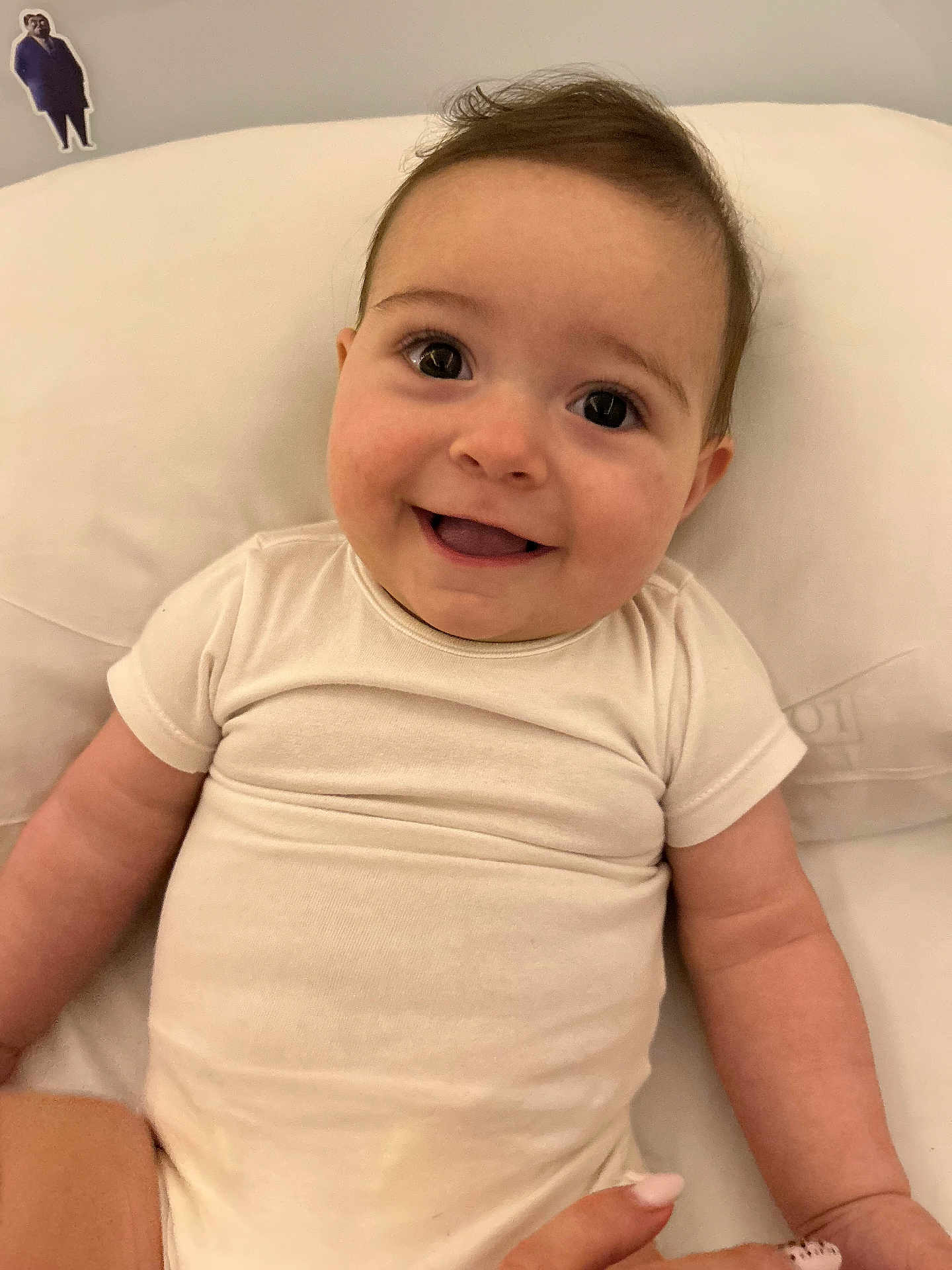 Anastacia a rejoint le concours — aidez-le/la à gagner de superbes lots ! baby, smiling, infant, white_onesie, happy, face, child, cute, portrait, skin, lying_down, indoor, soft, human, young_child, expression, head, eyes, mouth, arm