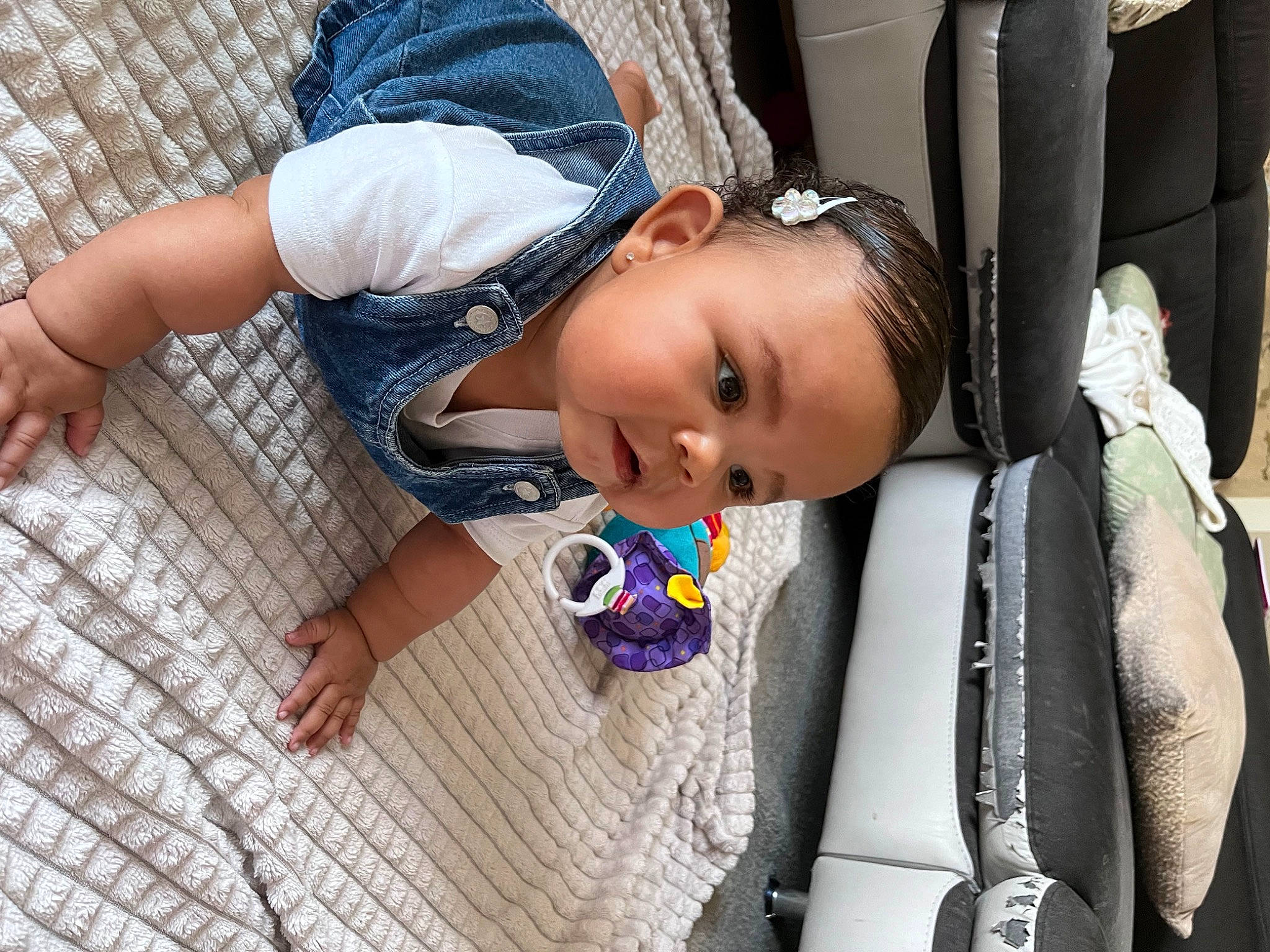 Emilia a rejoint le concours — aidez-le/la à gagner de superbes lots ! baby, baby_products, baby_toddler_clothing, child, flooring, fun, happy, leisure, luxury_vehicle, pattern, person, sitting, smile, toddler, travel, tree, vacation, wood