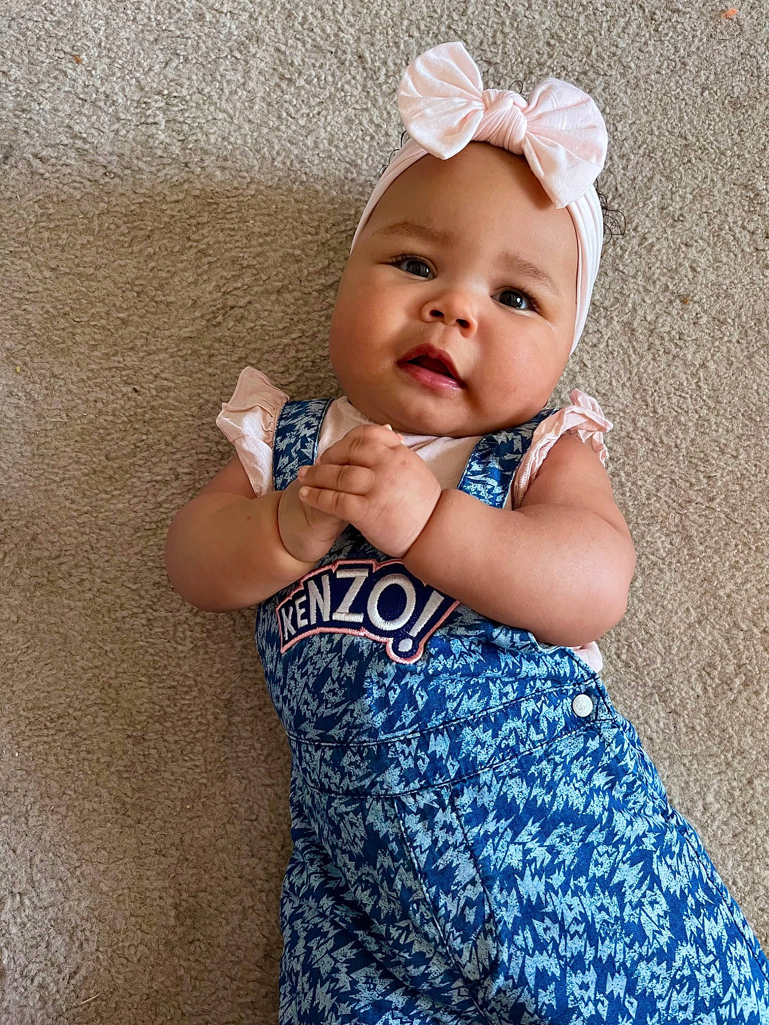 Emilia a rejoint le concours — aidez-le/la à gagner de superbes lots ! arm, azure, baby, baby_toddler_clothing, dress, eye, face, finger, flash_photography, gesture, hand, happy, iris, neck, person, skin, sleeve, smile, standing, textile