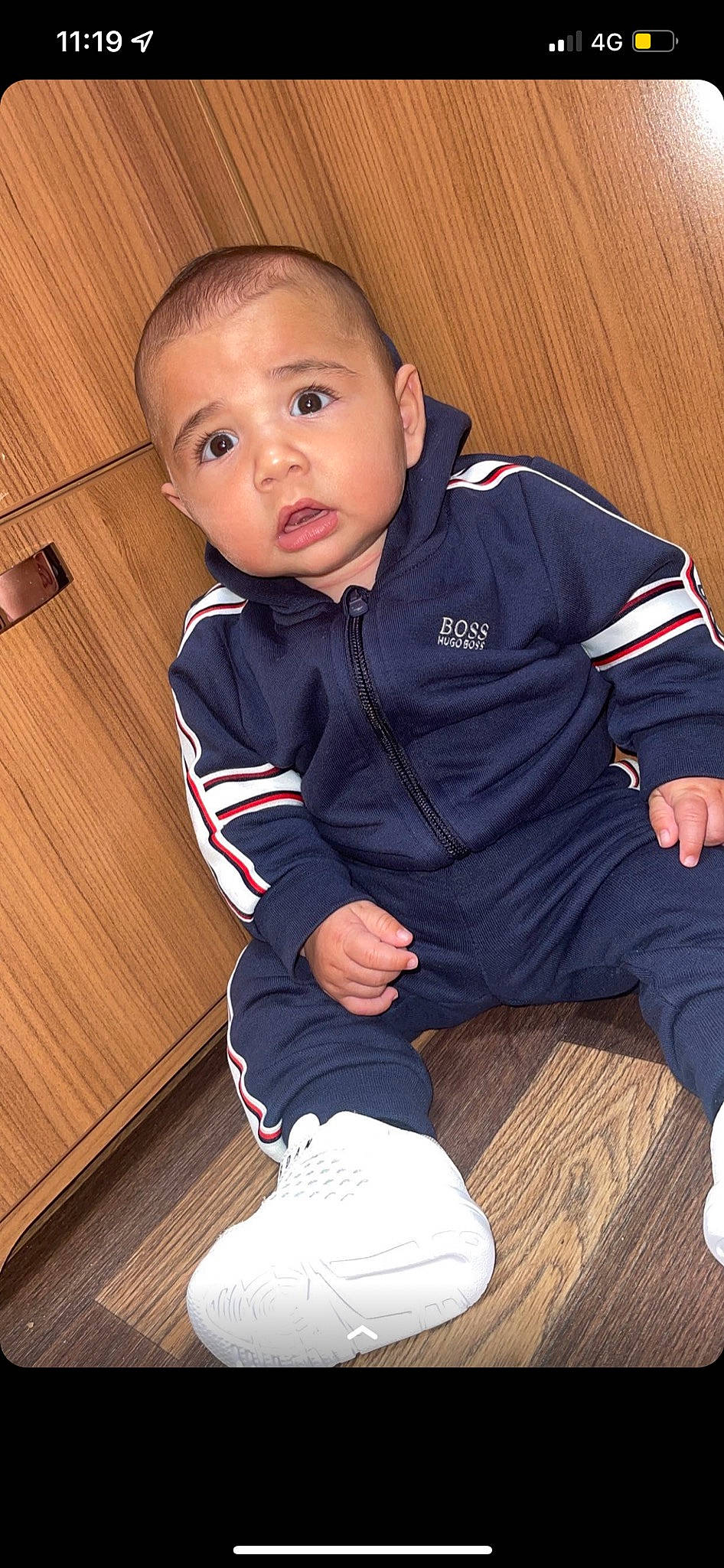 Kessïm participe au concours pour gagner de l'argent avec cette photo : baby_toddler_clothing, cheek, clothing, collar, comfort, eye, floor, flooring, hardwood, head, joint, knee, leg, person, sleeve, sock, sportswear, t_shirt, thigh, toddler