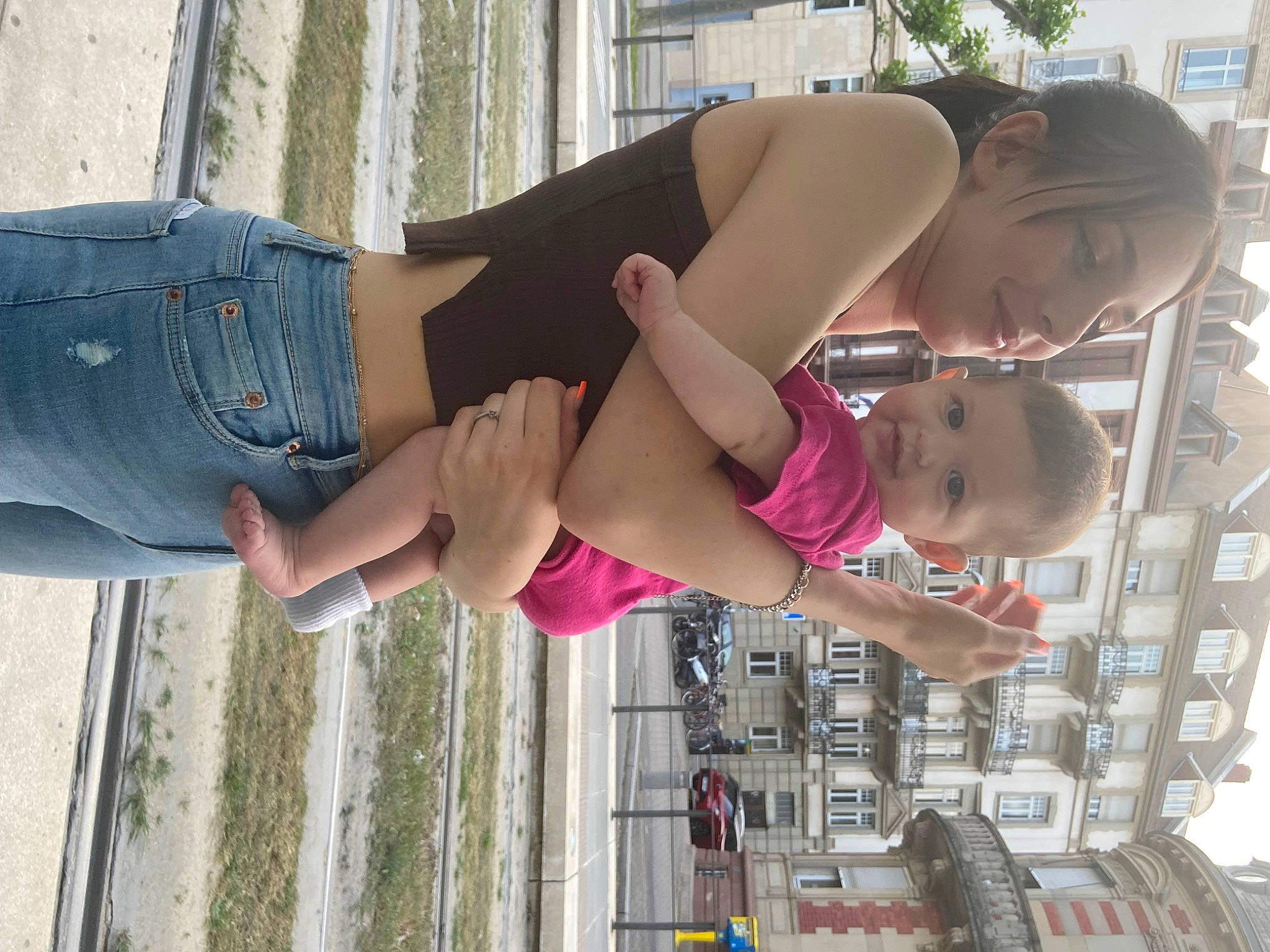 Iris participe au concours pour gagner de l'argent avec cette photo : abdomen, calf, car, chest, denim, elbow, eyewear, fun, human_leg, knee, leisure, person, pink, shorts, smile, sunglasses, thigh, toddler, tree, trunk