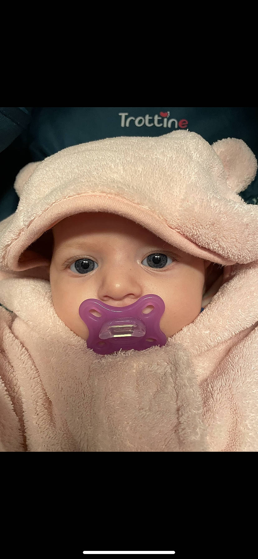 Iris participe au concours pour gagner de l'argent avec cette photo : baby, beard, cap, cheek, close_up, eye, eyelash, face, fur, happy, hat, head, headgear, headwear, helmet, human_body, iris, lip, nose, person