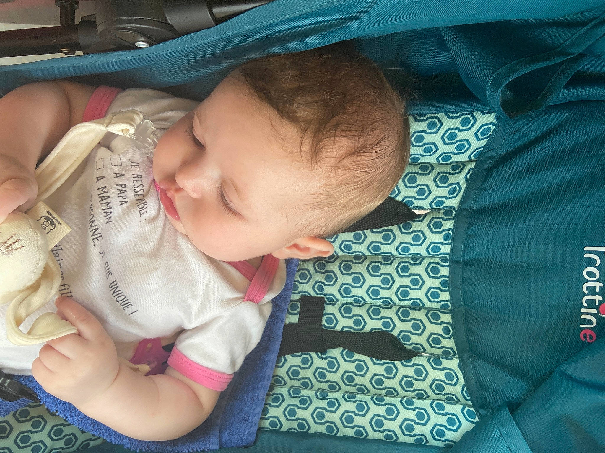 Iris a rejoint le concours — aidez-le/la à gagner de superbes lots ! baby, baby_carriage, baby_toddler_clothing, cheek, comfort, cool, eye, finger, hand, happy, iris, lap, mouth, nose, person, skin, sleeve, textile, thumb, toddler