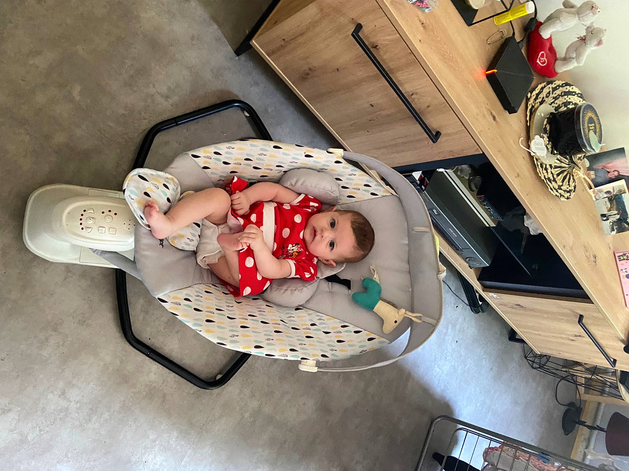 Iris participe au concours pour gagner de l'argent avec cette photo : baby, baby_carriage, baby_products, baby_safety, baby_toddler_clothing, carmine, child, comfort, flooring, fun, human_leg, lap, machine, person, room, sandal, sitting, space, thigh, toddler