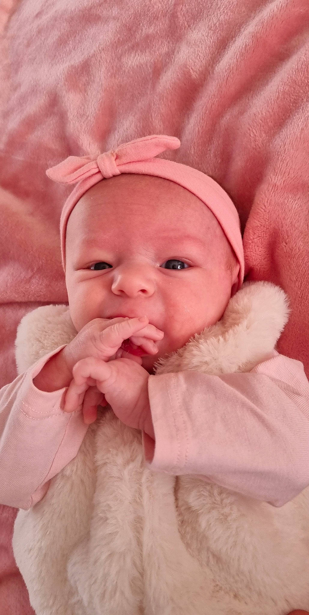 Mélya a rejoint le concours — aidez-le/la à gagner de superbes lots ! baby, baby_sleeping, baby_toddler_clothing, cheek, comfort, eye, eyebrow, gesture, happy, head, headgear, iris, lip, nose, person, pink, skin, sleeve, smile, textile