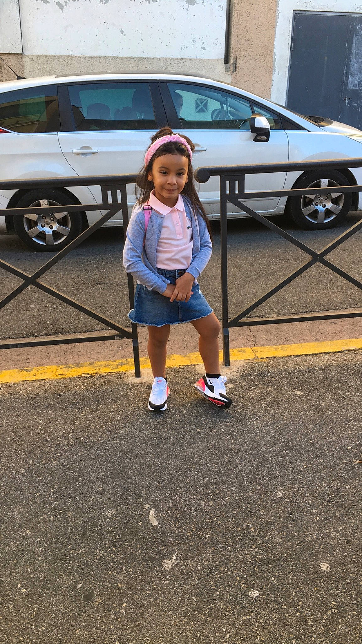 Ilyanna participe au concours pour gagner de l'argent avec cette photo : alloy_wheel, auto_part, automotive_exterior, automotive_tire, automotive_wheel_system, baby_toddler_clothing, bumper, car, crossover_suv, family_car, fender, hubcap, joy, luxury_vehicle, motor_vehicle, person, rim, sport_utility_vehicle, tire, tire_care