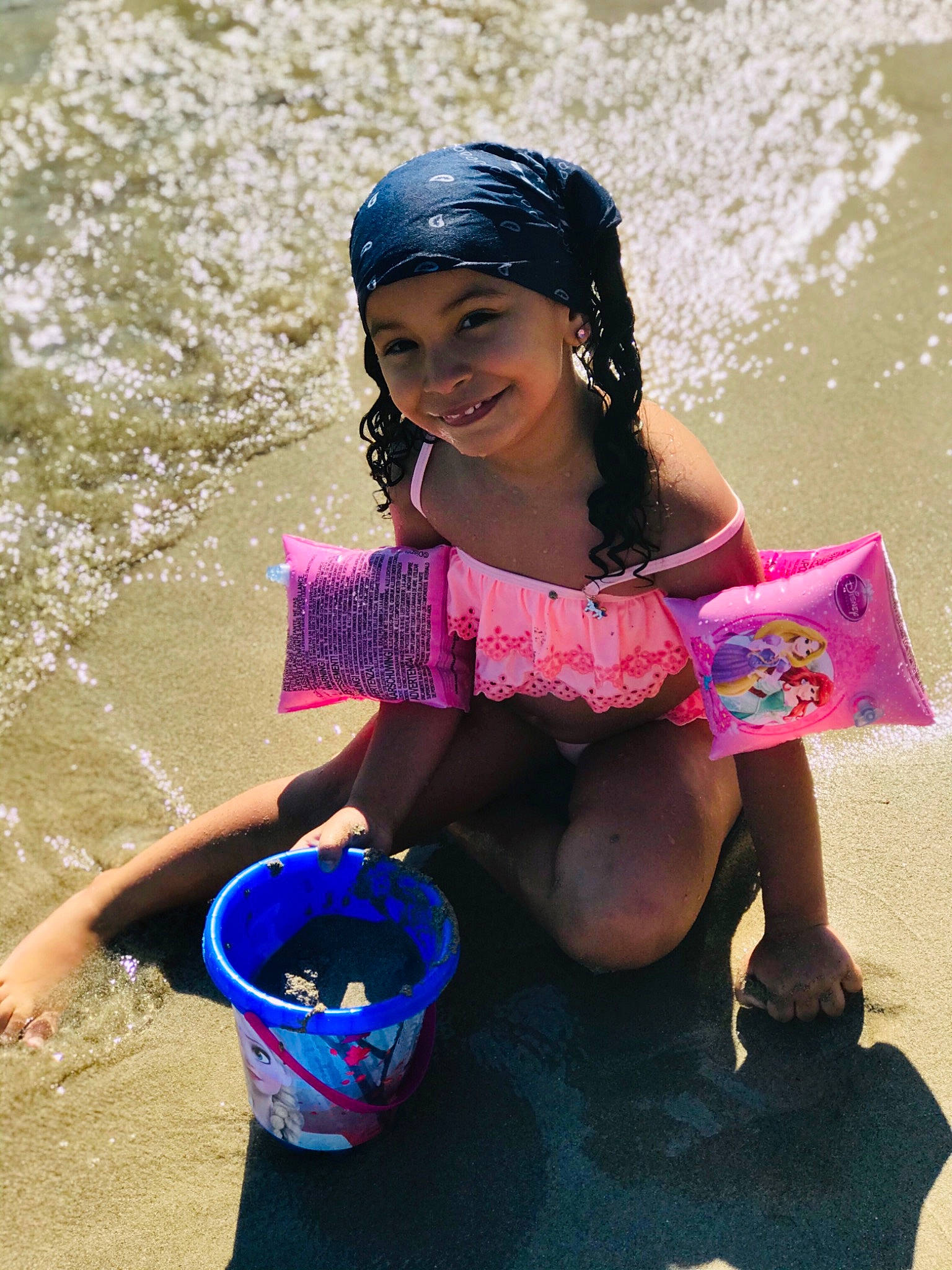 Ilyanna participe au concours pour gagner de l'argent avec cette photo : baby_toddler_clothing, beach, bucket, child_model, fun, headwear, joy, people_in_nature, people_on_beach, person, pink, play, sand, summer, vacation