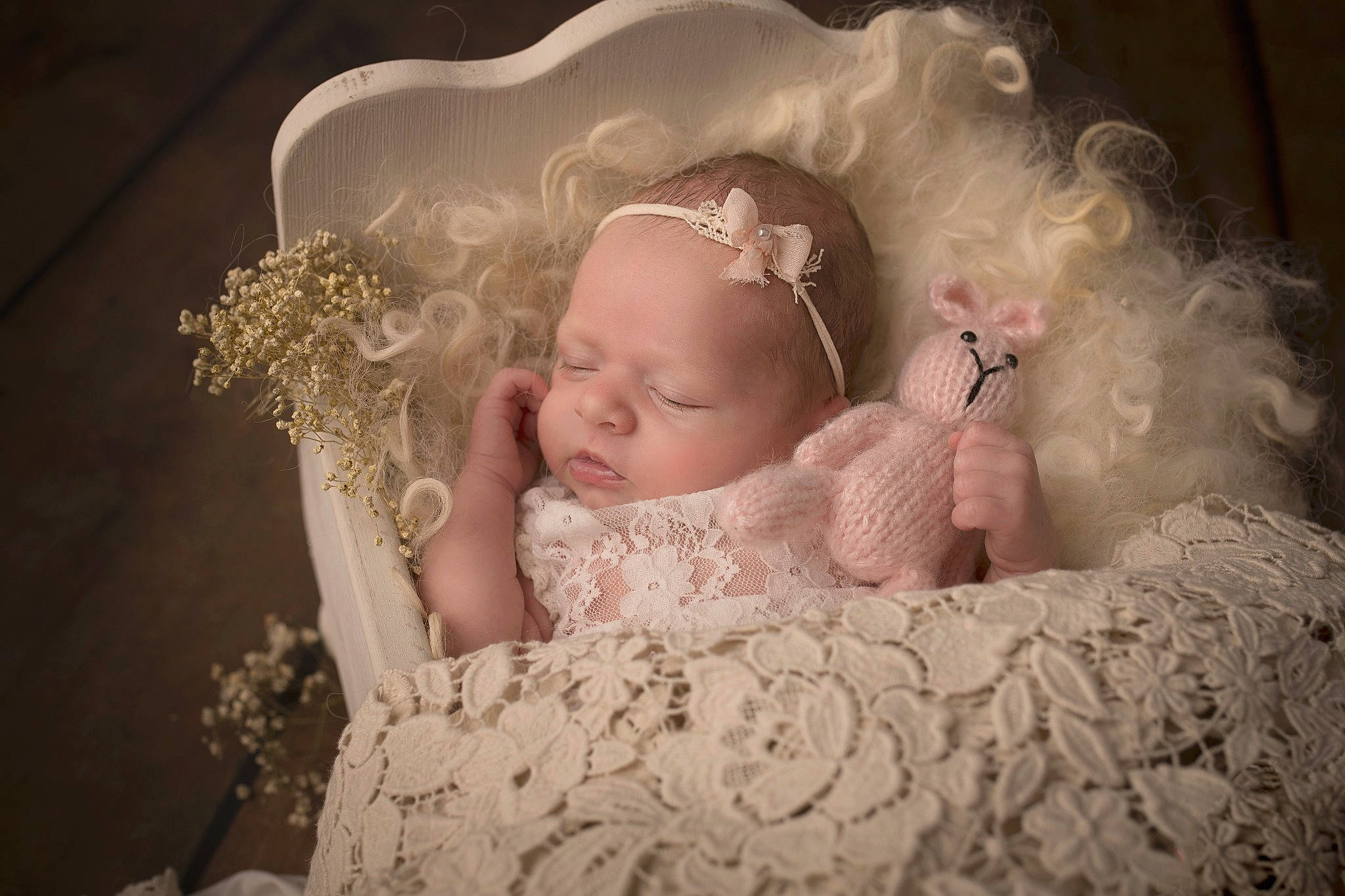 Rose a rejoint le concours — aidez-le/la à gagner de superbes lots ! baby, baby_toddler_clothing, bridal_accessory, dress, embellishment, event, eye, eyelash, face, flash_photography, happy, head, headband, headgear, headpiece, iris, jewellery, person, picture_frame, sleeve