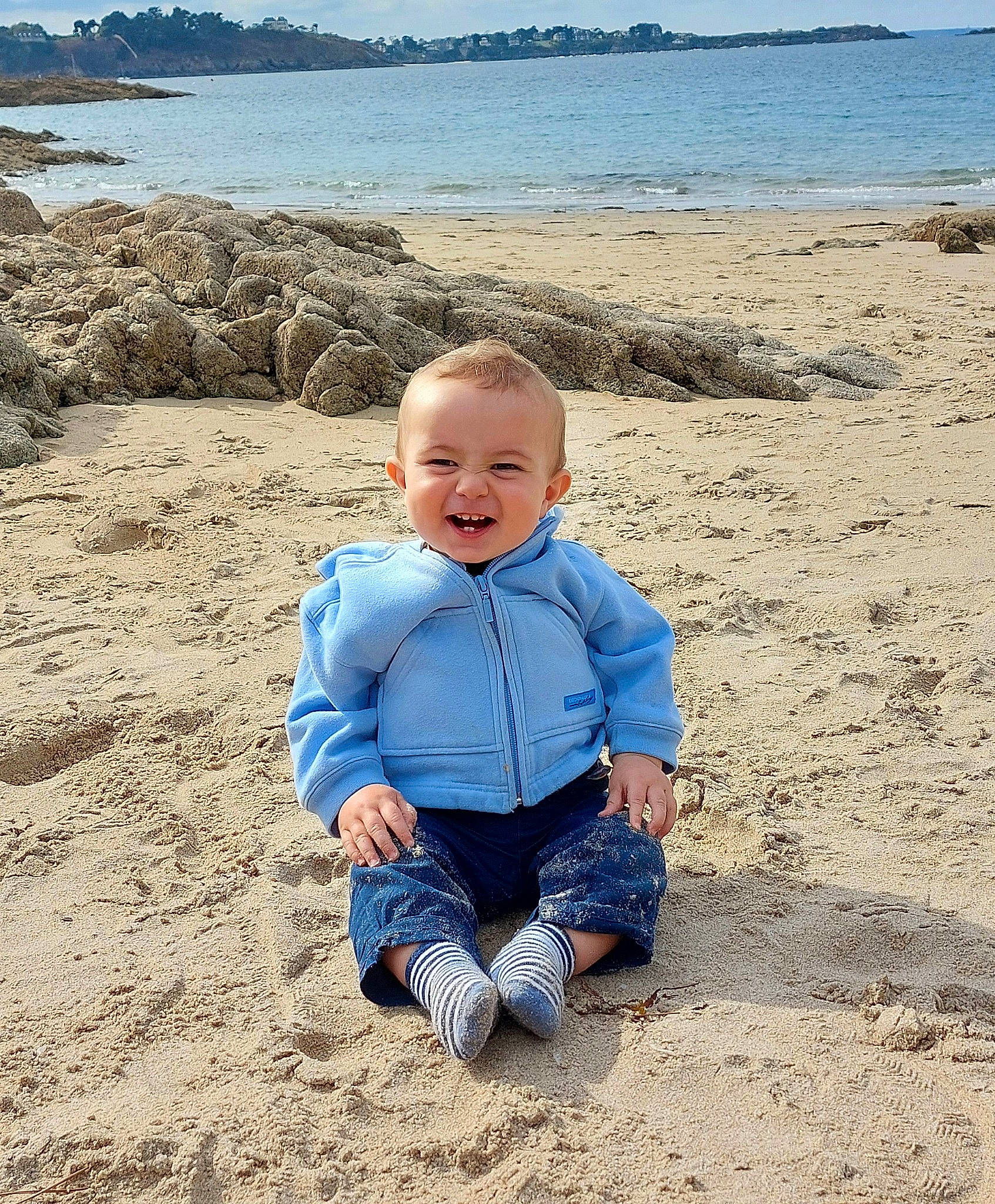 Paul participe au concours pour gagner de l'argent avec cette photo : azure, baby_toddler_clothing, beach, electric_blue, fun, happy, horizon, joy, landscape, leisure, natural_environment, people_in_nature, person, sand, shore, sky, sleeve, smile, toddler, travel