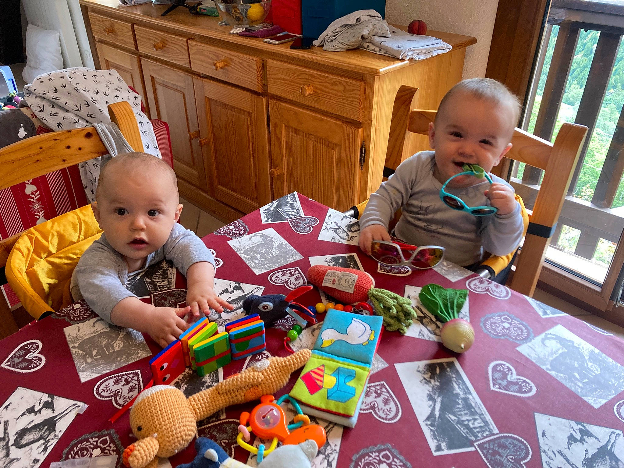 Balthazar a rejoint le concours — aidez-le/la à gagner de superbes lots ! baby, baby_toddler_clothing, baby_toys, chair, child, christmas_eve, event, flooring, fun, holiday, home, lap, person, play, present, room, sharing, sitting, surprise, toddler