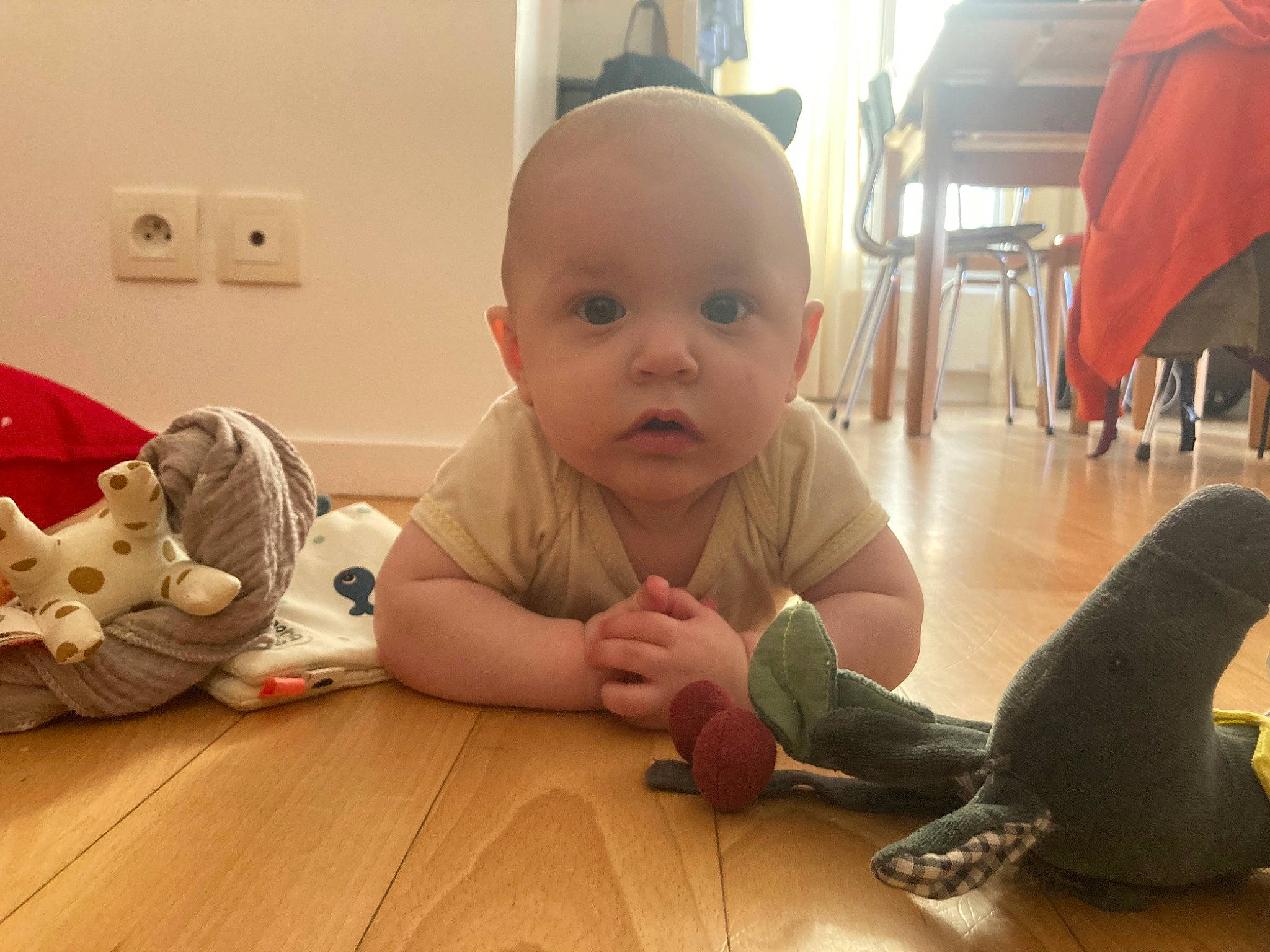 Balthazar participe au concours pour gagner de l'argent avec cette photo : baby, baby_toddler_clothing, cheek, child, comfort, crawling, floor, flooring, foot, fun, hardwood, laminate_flooring, mammal, mouth, nose, person, skin, thumb, toddler, toy