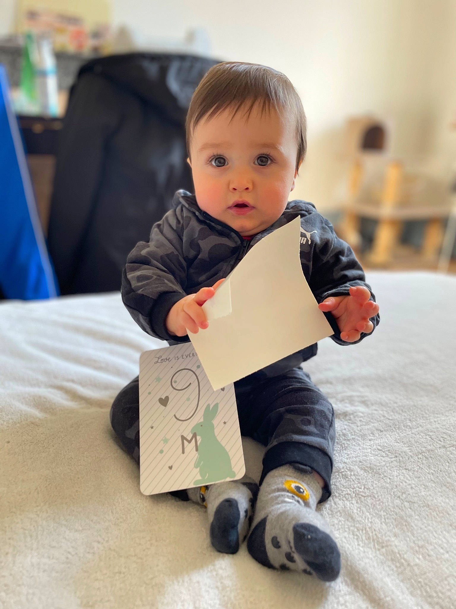 Loris a rejoint le concours — aidez-le/la à gagner de superbes lots ! baby, baby_playing_with_toys, baby_toddler_clothing, carmine, chair, child, comfort, flooring, fun, happy, knee, person, play, room, sitting, sleeve, sock, surprise, toddler, toy