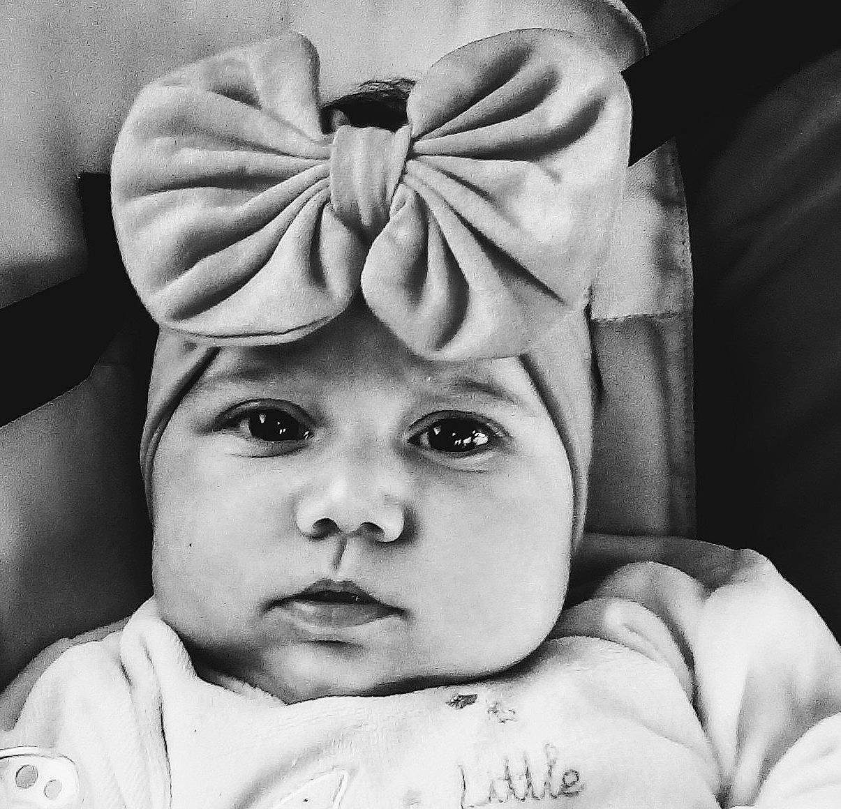 Soléda a rejoint le concours — aidez-le/la à gagner de superbes lots ! baby, black_and_white, cheek, child, ear, eye, face, forehead, head, headgear, headwear, monochrome_photography, person, photograph, photography, portrait, portrait_photography, smile, stock_photography, style