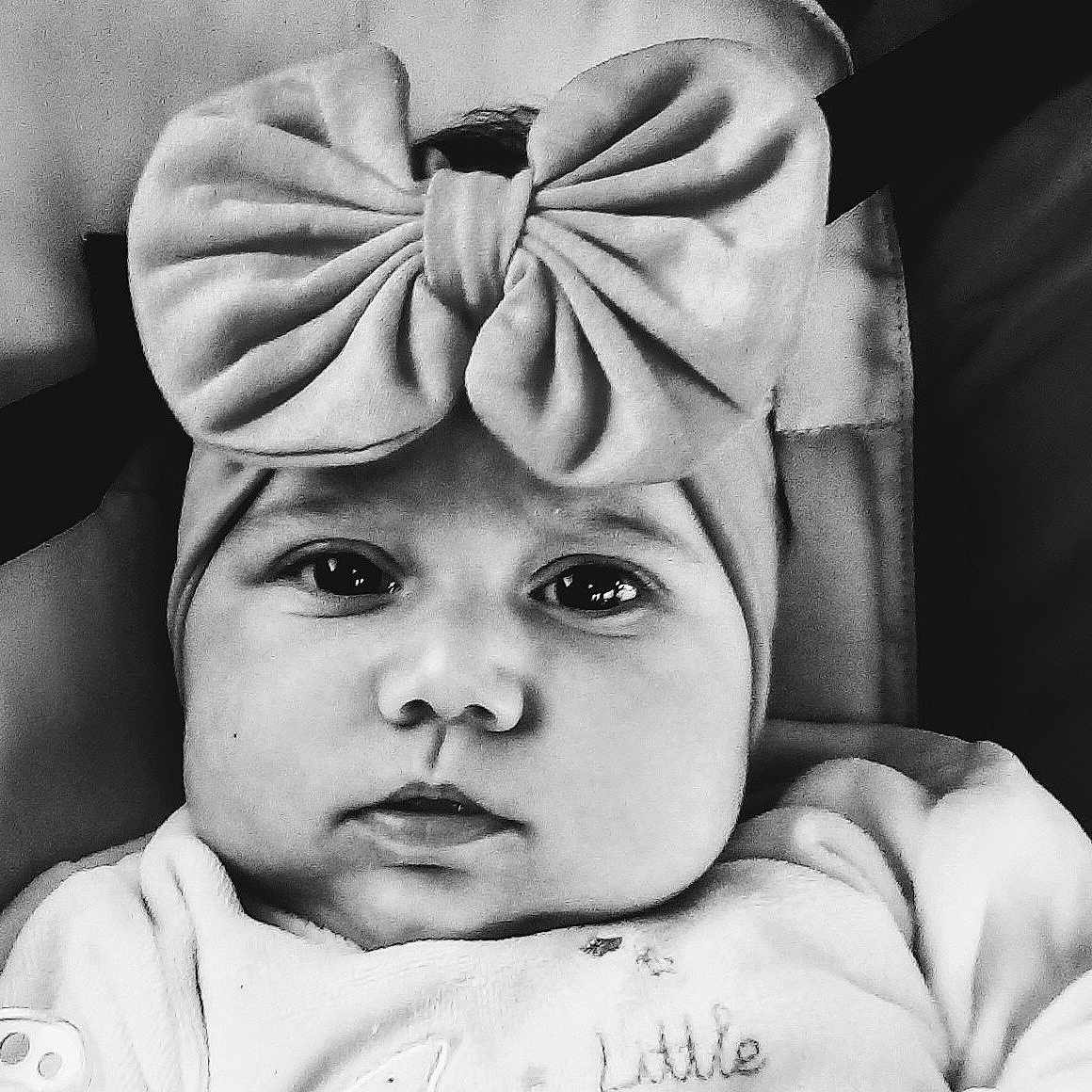Soléda a rejoint le concours — aidez-le/la à gagner de superbes lots ! baby, black_and_white, cheek, child, ear, eye, face, forehead, head, headgear, headwear, monochrome_photography, person, photograph, photography, portrait, portrait_photography, smile, stock_photography, style