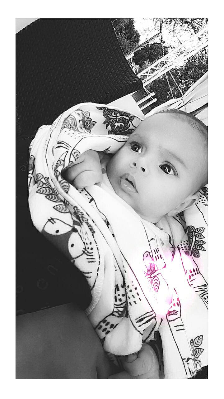 Elynn a rejoint le concours — aidez-le/la à gagner de superbes lots ! baby, black, black_and_white, black_hair, chest, cool, elbow, eye, eyelash, face, flash_photography, gesture, hairstyle, happy, lip, monochrome_photography, person, style, toddler, trunk