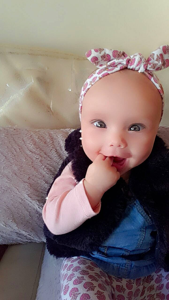 Elynn participe au concours pour gagner de l'argent avec cette photo : baby, baby_toddler_clothing, cap, cheek, clothing, ear, eye, eyebrow, eyelash, face, flash_photography, head, headgear, headpiece, lip, person, pink, skin, sleeve, textile