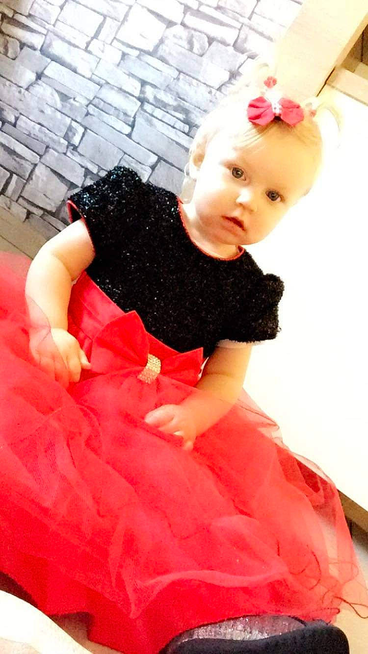 Lou-ann a rejoint le concours — aidez-le/la à gagner de superbes lots ! ballet_tutu, child, clothing, costume, dance_dress, dress, flooring, fun, girl, hair_accessory, person, pink, red, shoulder, textile, toddler