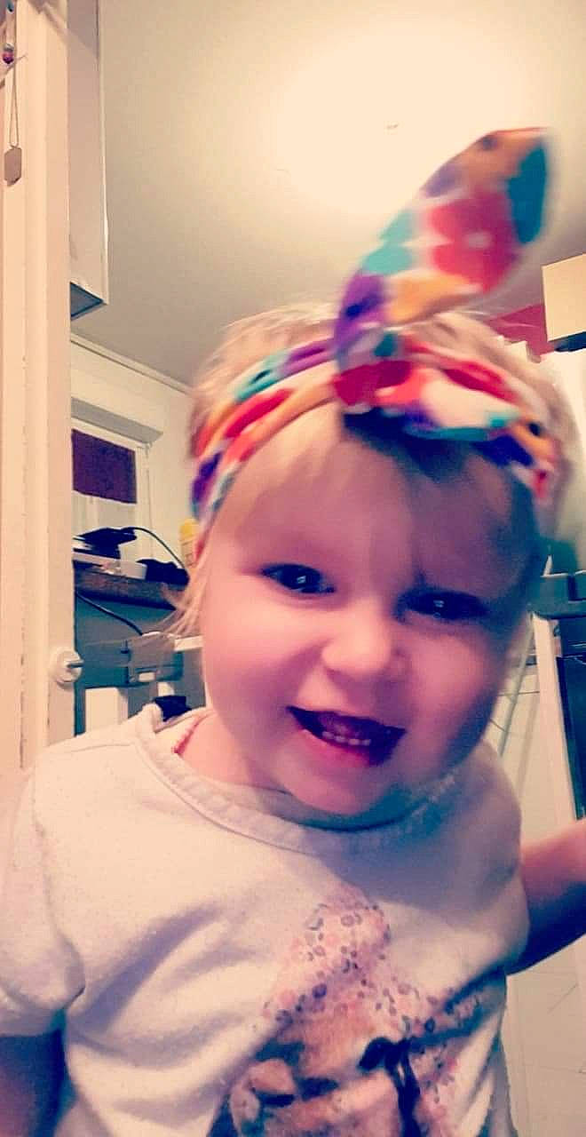 Lou-ann participe au concours pour gagner de l'argent avec cette photo : blue, cheek, child, day, eye, eyebrow, face, facial_expression, fashion_accessory, hair, hair_accessory, hairstyle, head, human_hair_color, joy, nose, person, pink, purple, skin