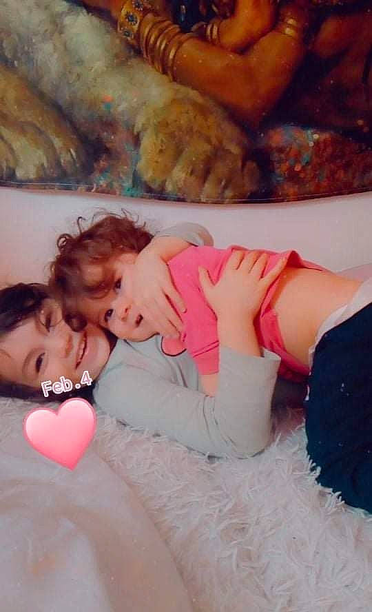 Lea participe au concours pour gagner de l'argent avec cette photo : art, black_hair, child, comfort, finger, gesture, happy, head, human_body, human_leg, joy, knee, leg, mouth, muscle, nail, organ, person, pink, skin