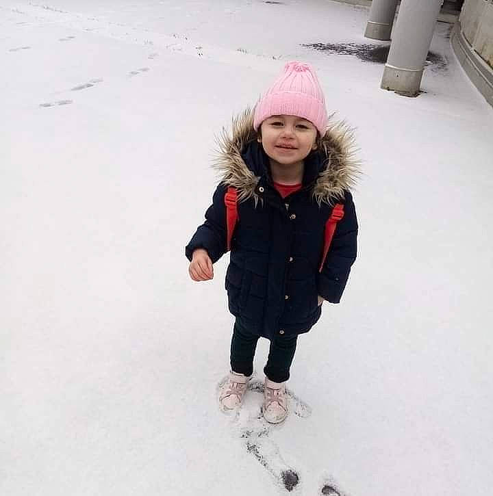 Lea a rejoint le concours — aidez-le/la à gagner de superbes lots ! cap, fashion_accessory, freezing, fun, fur, glove, happy, headwear, jacket, joy, knit_cap, leisure, parka, person, playing_in_the_snow, recreation, sleeve, smile, snow, street_fashion