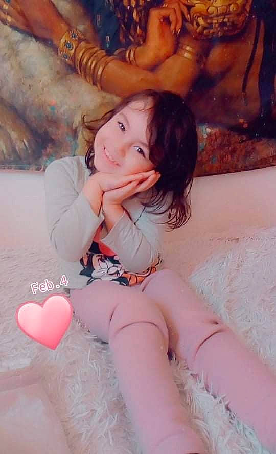 Lea participe au concours pour gagner de l'argent avec cette photo : arm, cheek, comfort, eye, fashion, flash_photography, gesture, hair, hairstyle, hand, happy, head, human_body, joy, lip, mouth, muscle, organ, person, skin